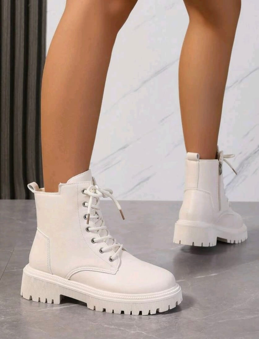 Winter women’s fashion warm boots white 2025