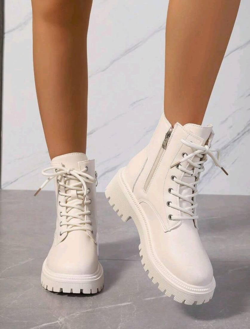 Winter women’s fashion warm boots white 2025