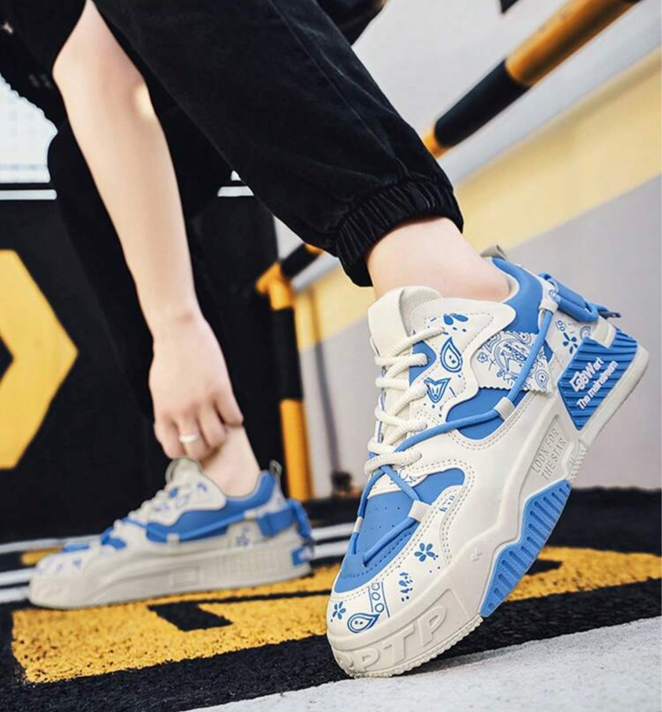 Herenmode veter schoenen blauw met letterpatroon