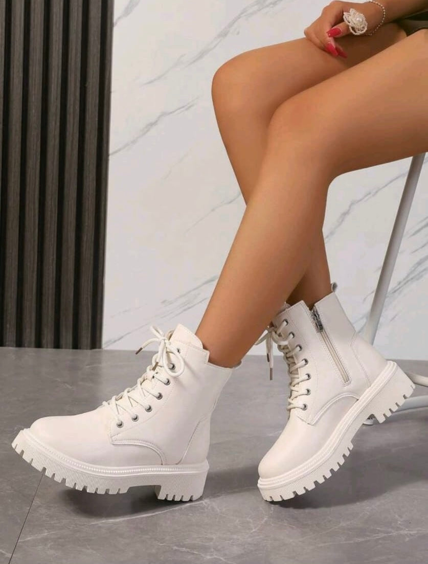 Women’s warm winter fashion boots with laces & side zipper