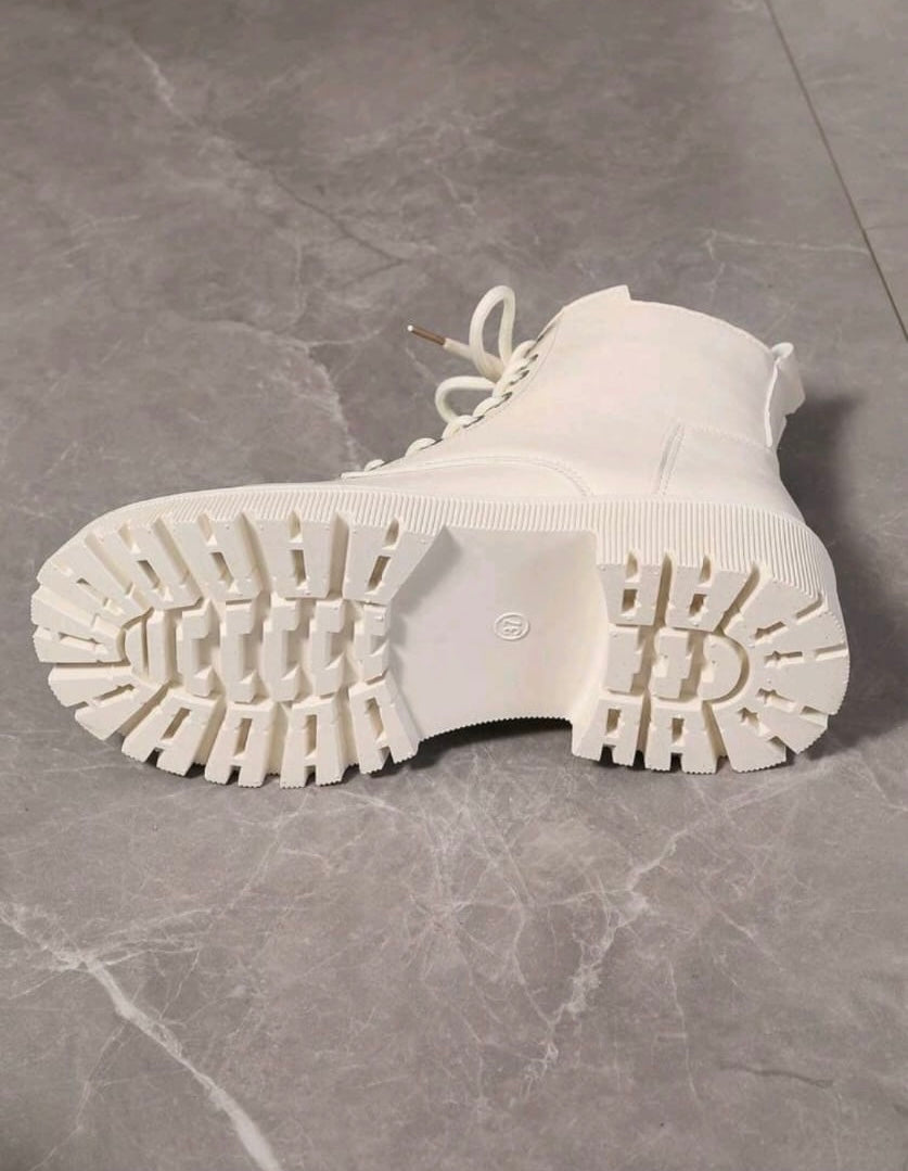 Women’s warm winter fashion boots with laces & side zipper