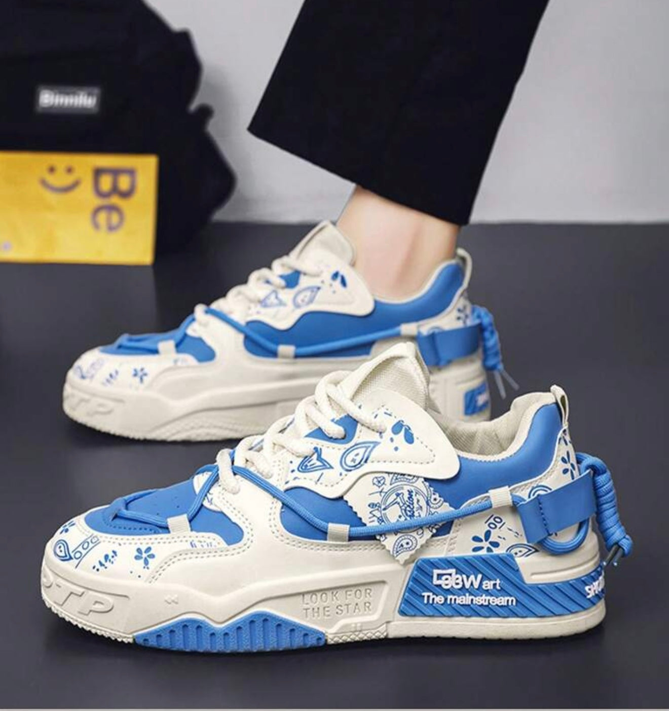 Herenmode veter schoenen blauw met letterpatroon