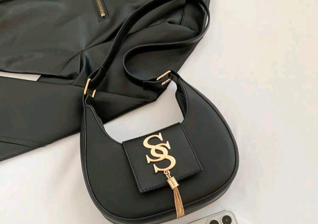 Light and convenient black lady schoulder bag