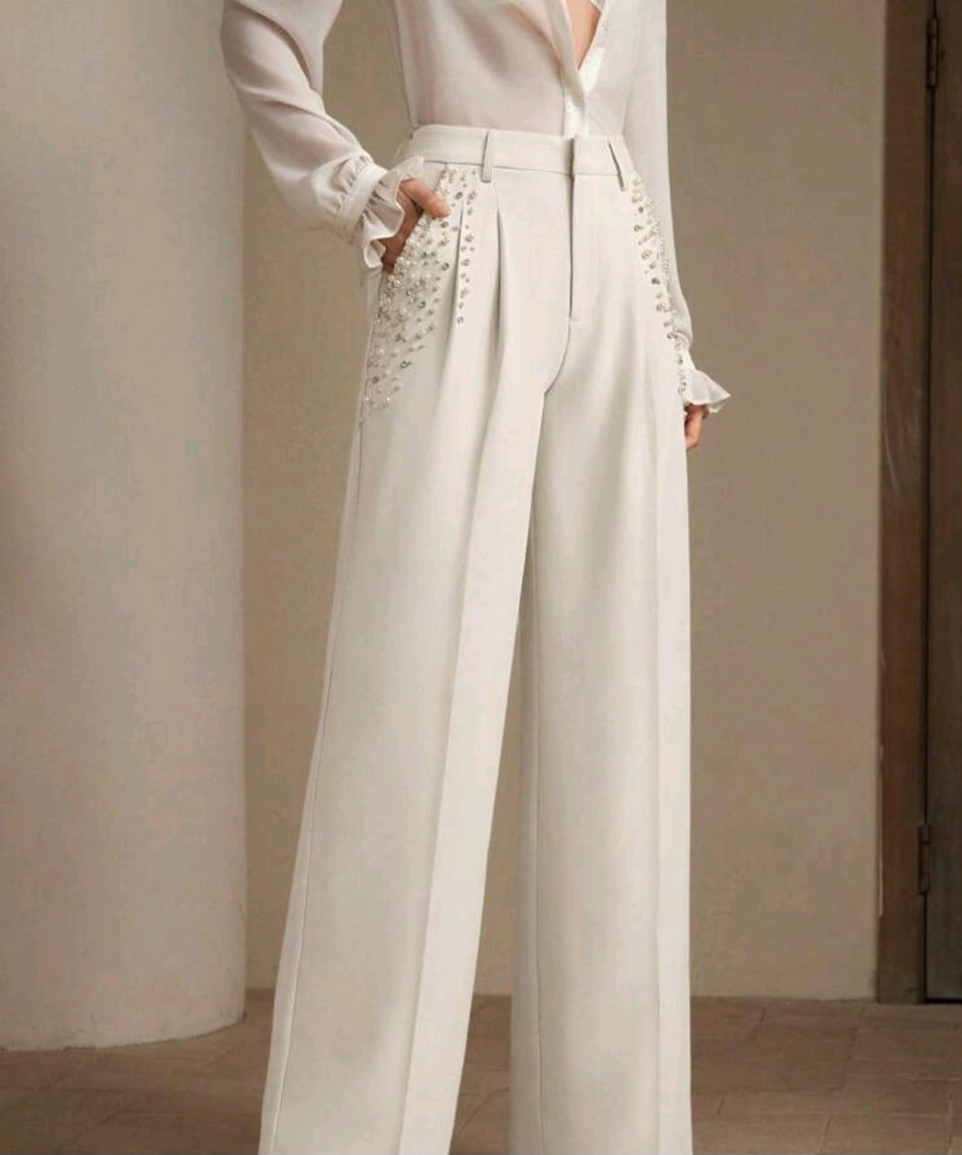 Fashionable women’s pearl ornament suit pants